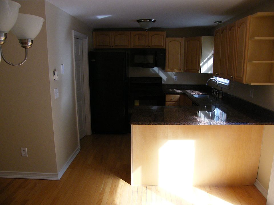 1st image of 10 Oakridge Dr