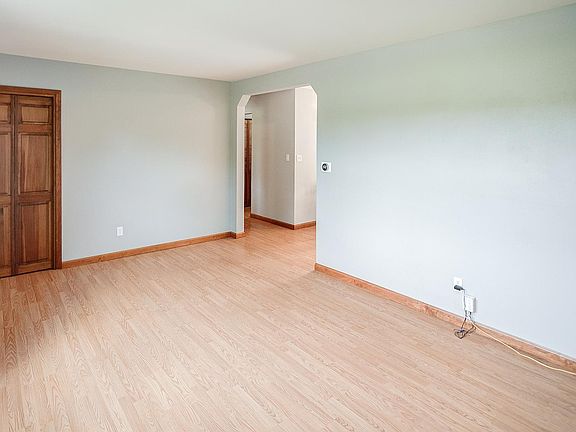 5th image of 330 Schiller Ave