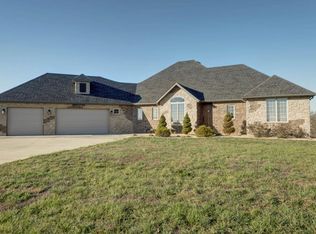 907 S Caliburn Dr, Nixa, MO 65714