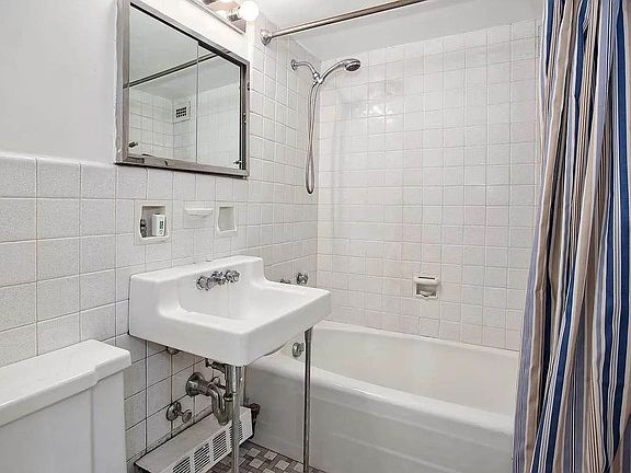 5th image of 210 E 63rd St APT 2C