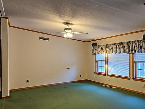 4th image of 32 Pound Hill Road