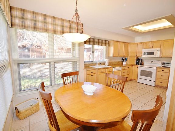 5th image of 20 White Pine Dr
