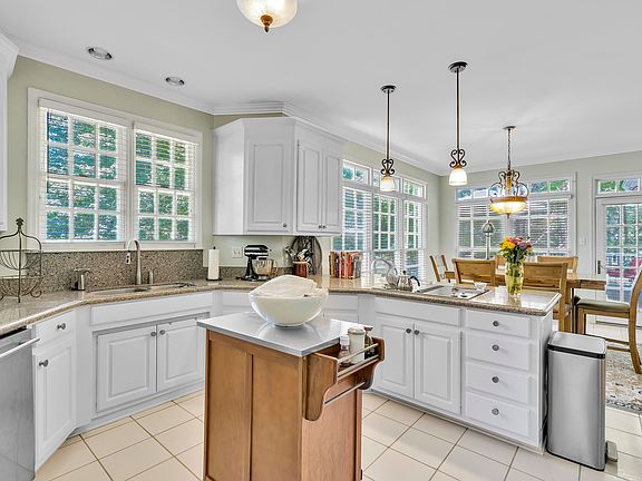 5th image of 200 English Oak Ct