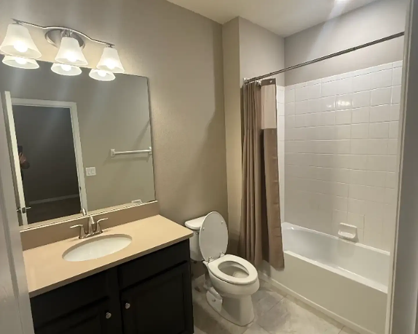 3 bed, 1852 sqft, $2,500 — Photo 3