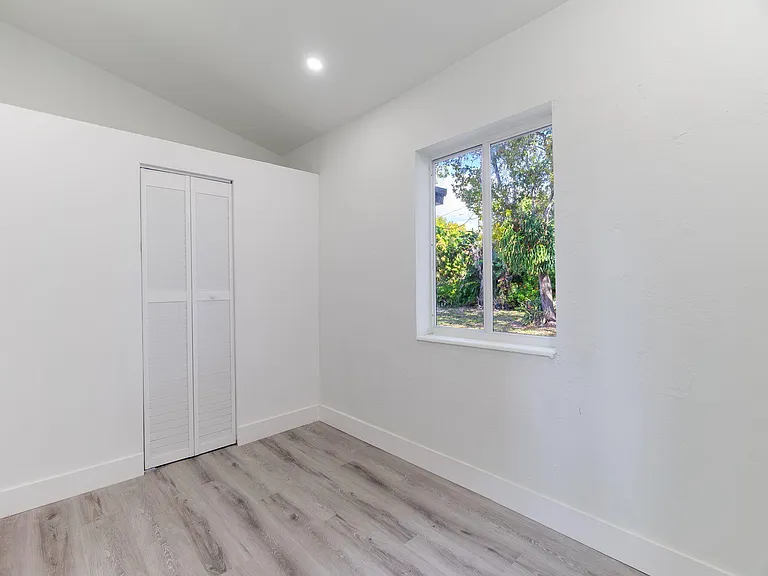 113 SE 8th Ave — Photo 13