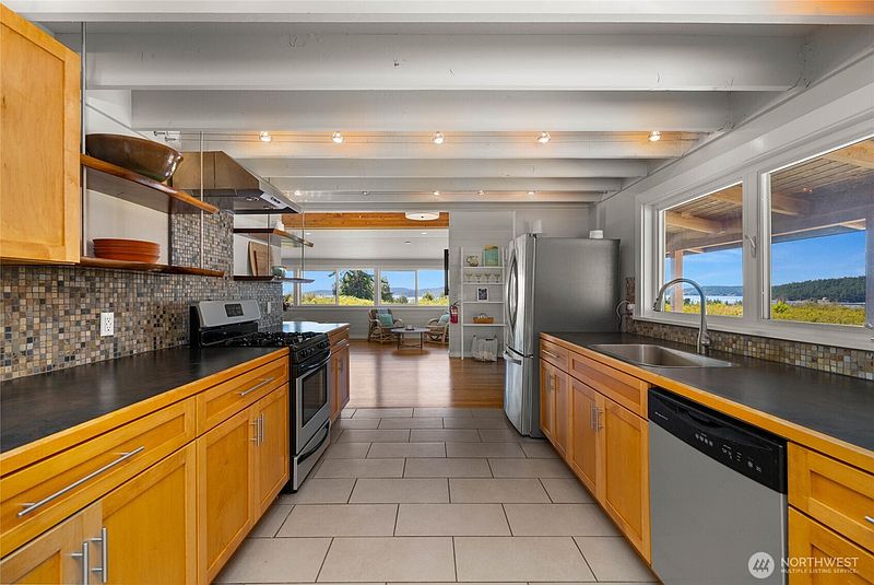 4th image of 44 Lopez Way