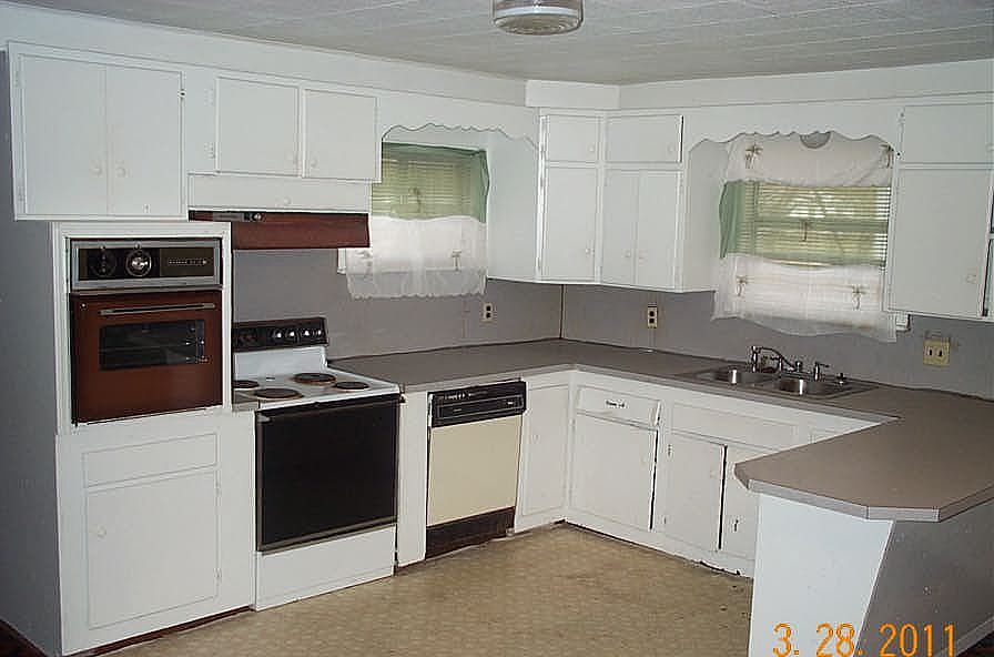 2nd image of 4127 Laverne St