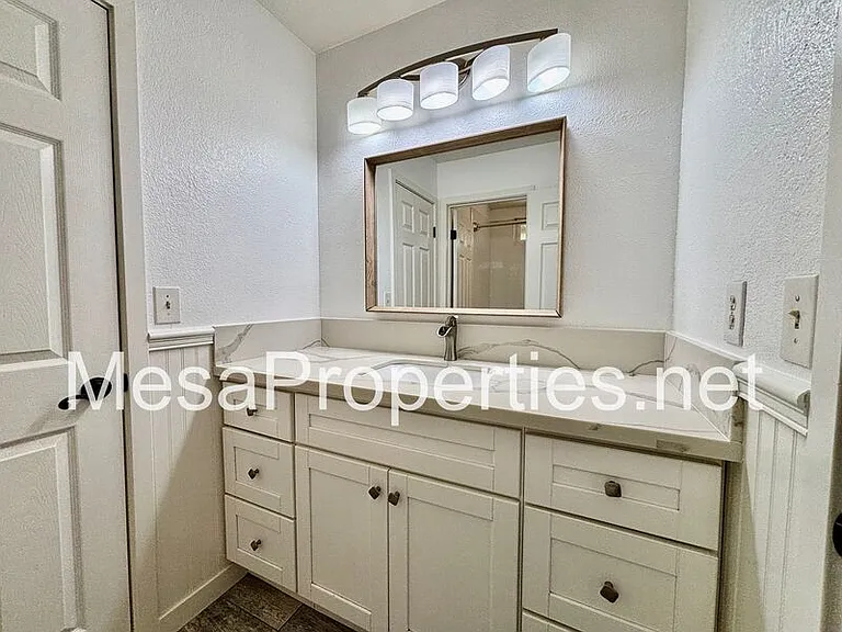2378 N Sycamore Ave — Photo 13