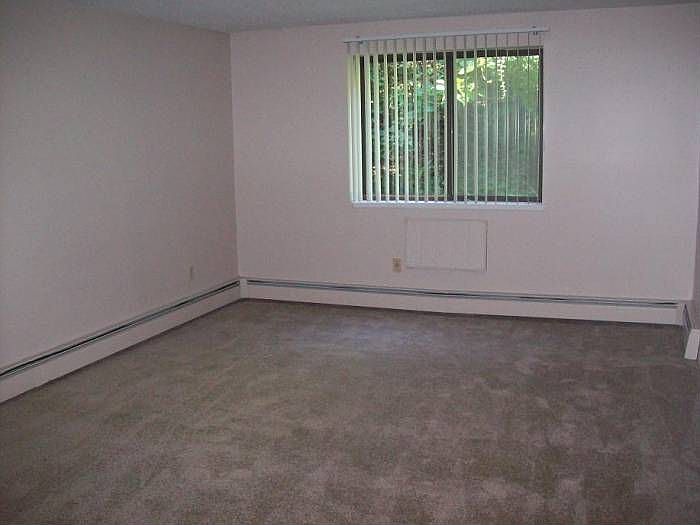 ~> HUGE Bedroom!