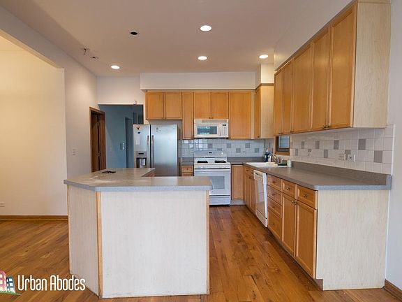 2nd image of 1753 W Cornelia Ave #Ua1