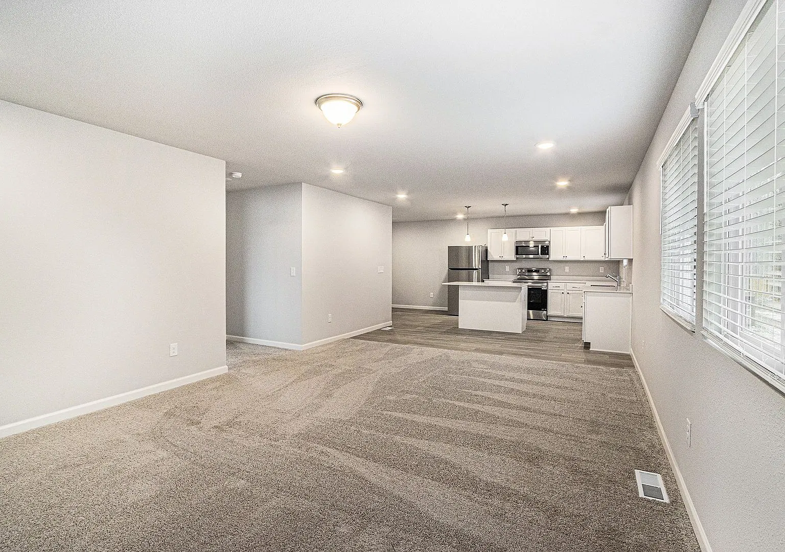 1 Month FREE Rent! Applied to Your First Full Month. Terms & Conditions Apply. — Photo 4