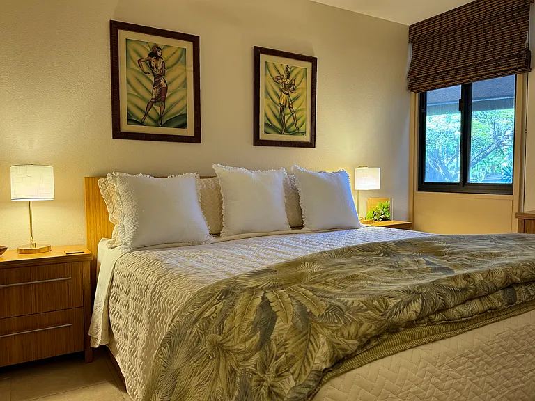 King-sized bed in the bedroom