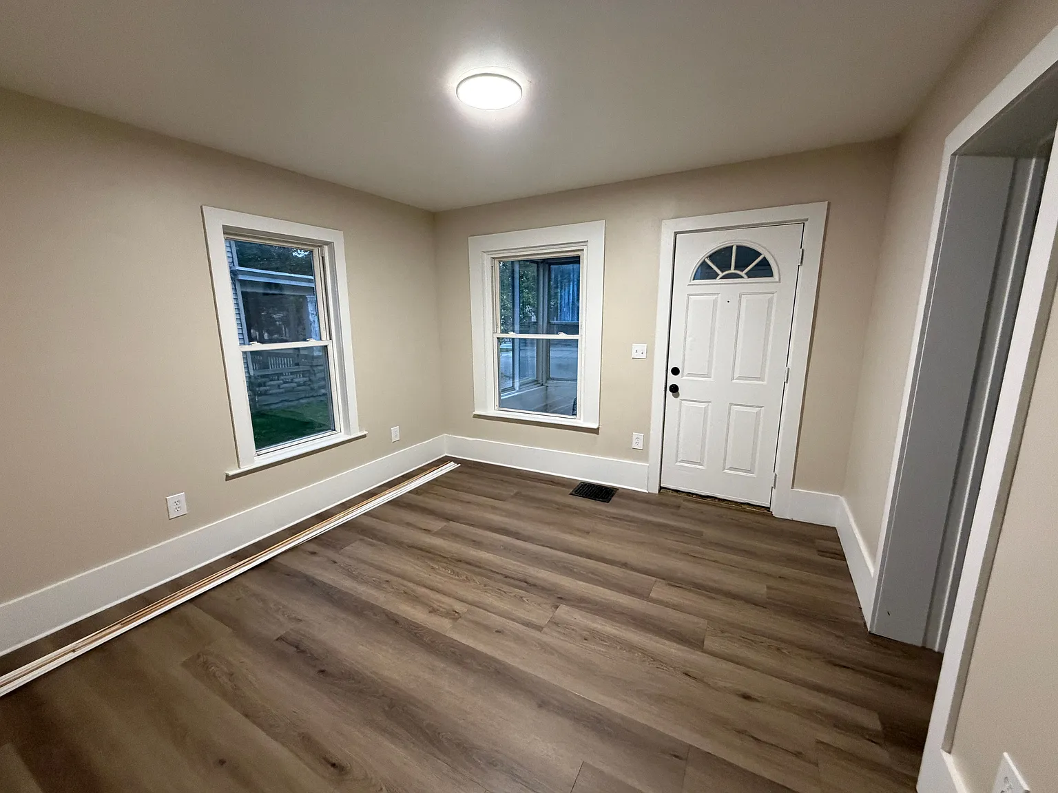 3 bed, 1.0 bath, 900 sqft, $1,600 — Photo 4