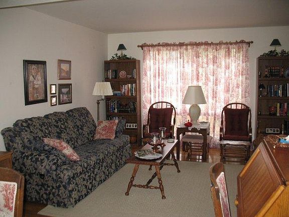 4th image of 391 Hickory St Unit B