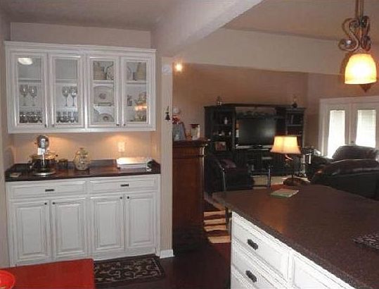 Built in hutch w/under cabinet lighting