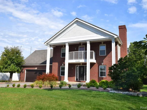 2182 Wiggins Rd, Fenton, MI 48430