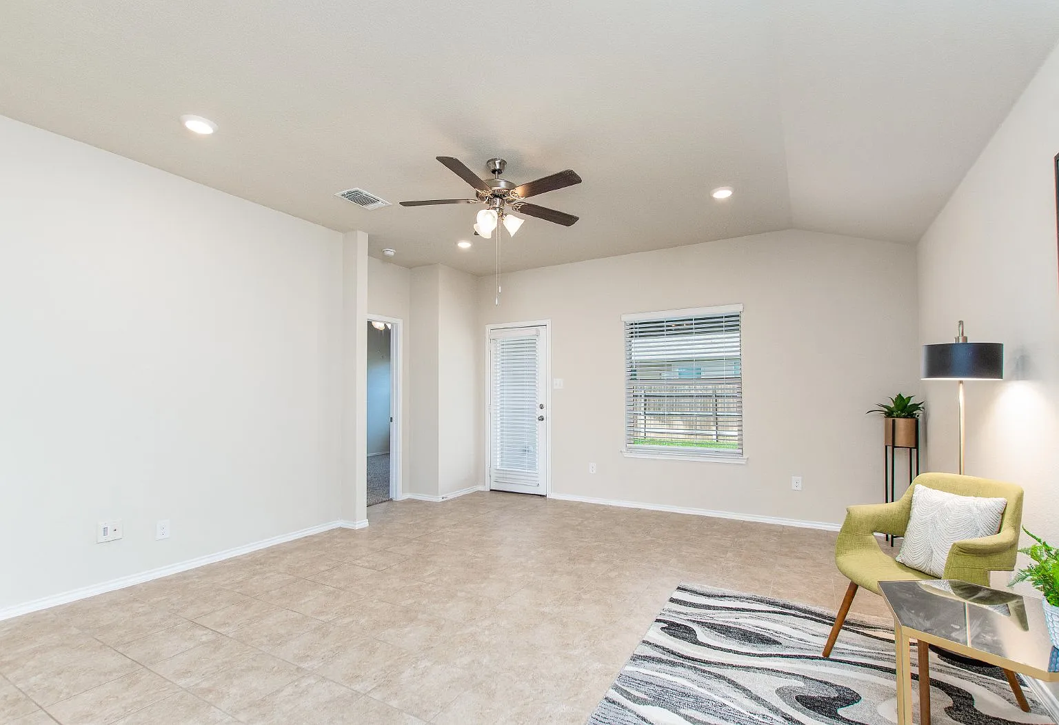 4 bed, 2.0 bath, 1785 sqft, $1,900 — Photo 2