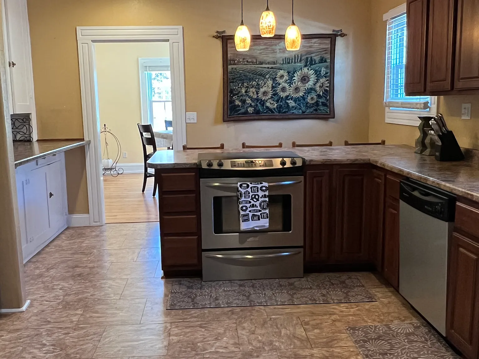 4 bed, 2.5 bath, 2700 sqft, $2,400 — Photo 3