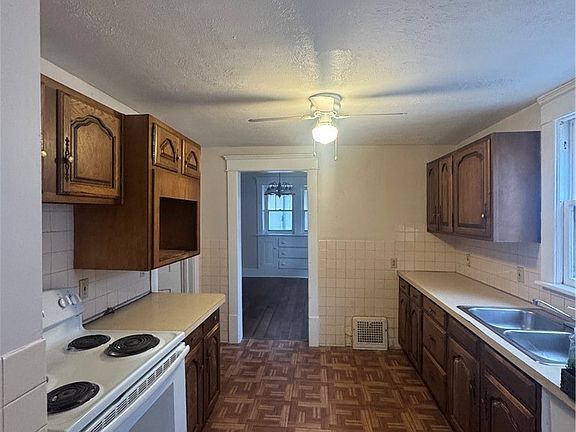 5th image of 577 Rhodes Ave