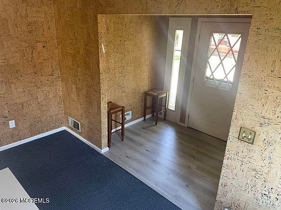 2nd image of 256 Lawrence Ave