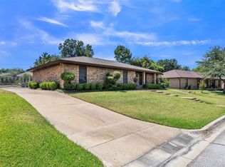 6808 Winchester Ct, Fort Worth, TX 76133