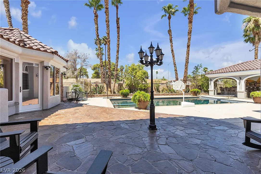 5 bed, 6.5 bath, 7228 sqft, $9,500 — Photo 3