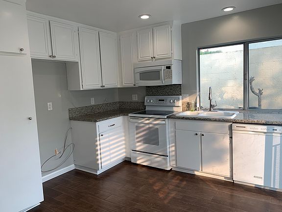 3rd image of 3536 Carmel Ave