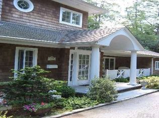 165 Peach Dr, Roslyn, NY 11576
