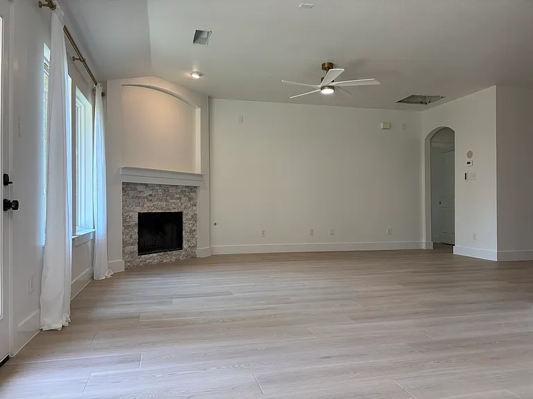 1225 Maddy Ln — Photo 4