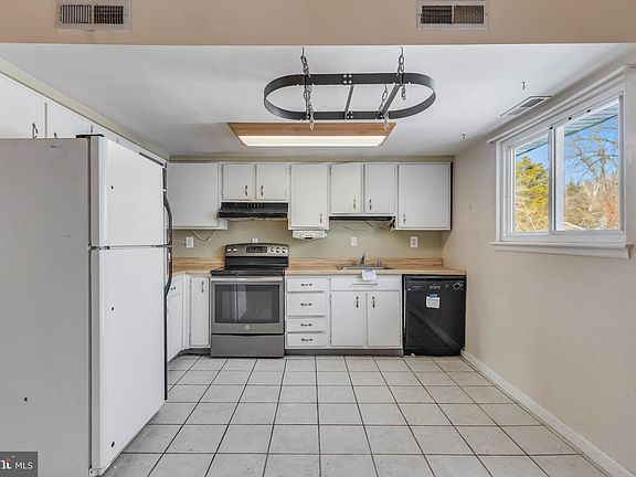 3rd image of 15700 Perkins Ln