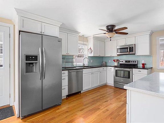 5th image of 75 Sandlewood Ave