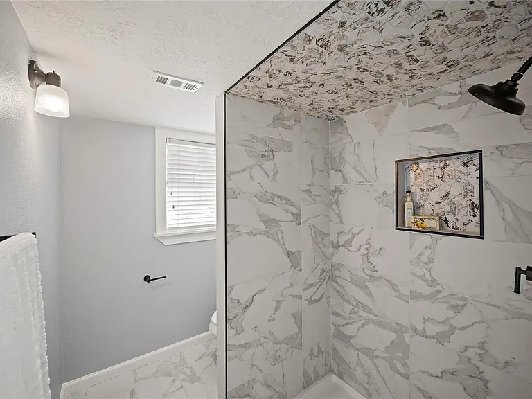 741 E 9th St — Photo 33