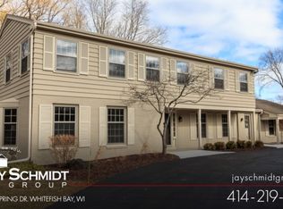 9550 N Wakefield Ct, Bayside, WI 53217