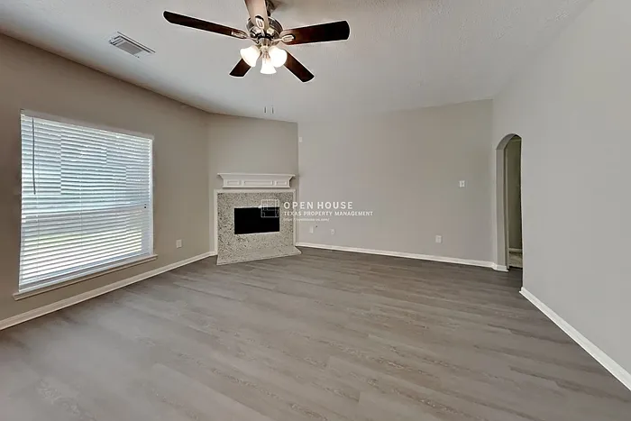4 bed, 2.5 bath, 2259 sqft, $2,240 — Photo 3
