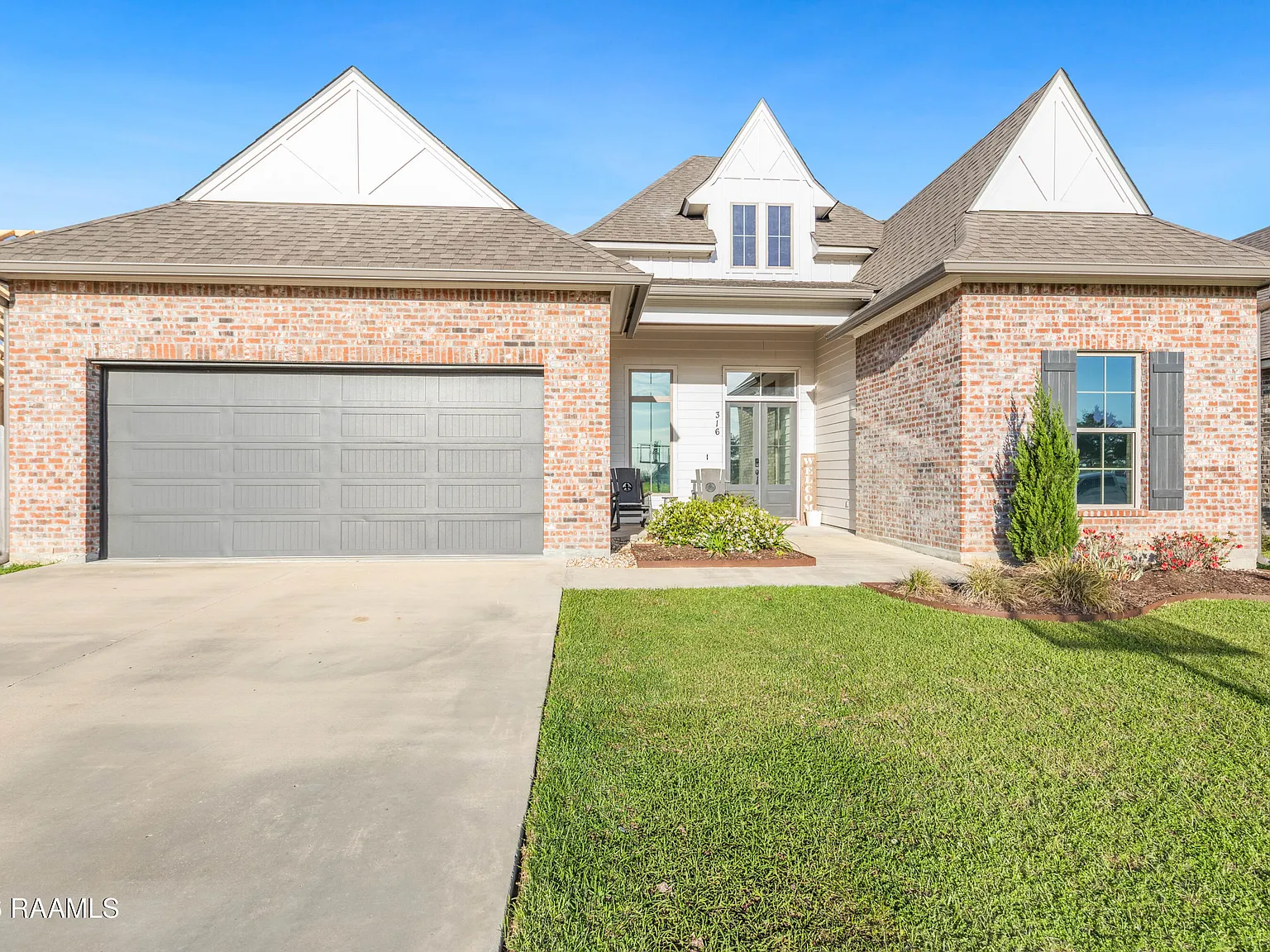 4 bed, 2299 sqft, $2,900 — Photo 3