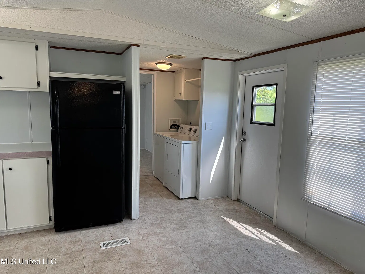 3 bed, 2.0 bath, 980 sqft, $1,195 — Photo 3