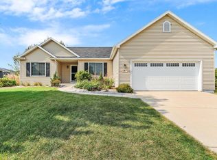 3 Woodridge Ln, Columbus, WI 53925