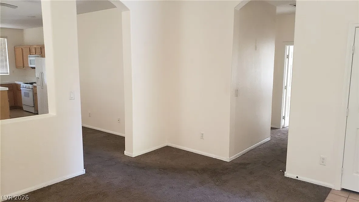 3 bed, 2.0 bath, 1378 sqft, $2,024 — Photo 4