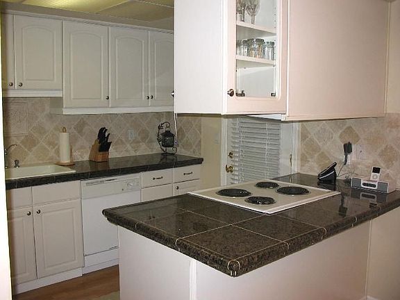 Kitchen with Breakfast Bar