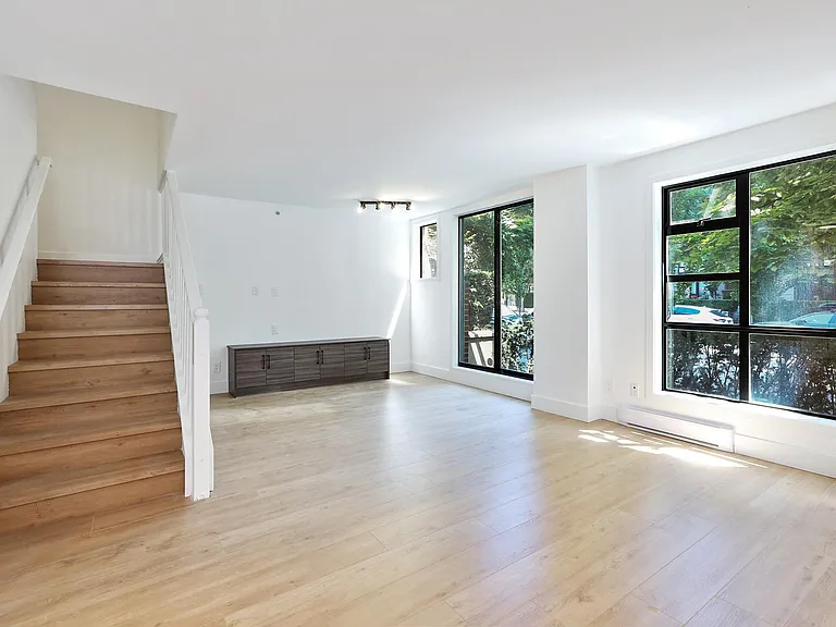 929 Homer St — Photo 1