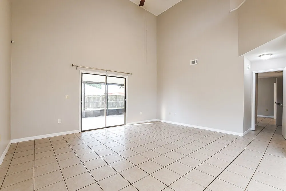 4 bed, 2.5 bath, 2192 sqft, $1,910 — Photo 4