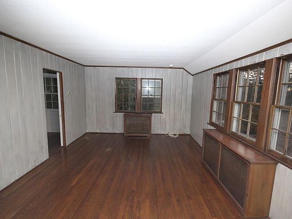 2nd image of 255 Littleworth Ln