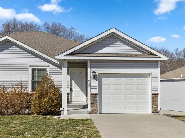 9322 N Robinhood Ave, Kansas City, MO 64154