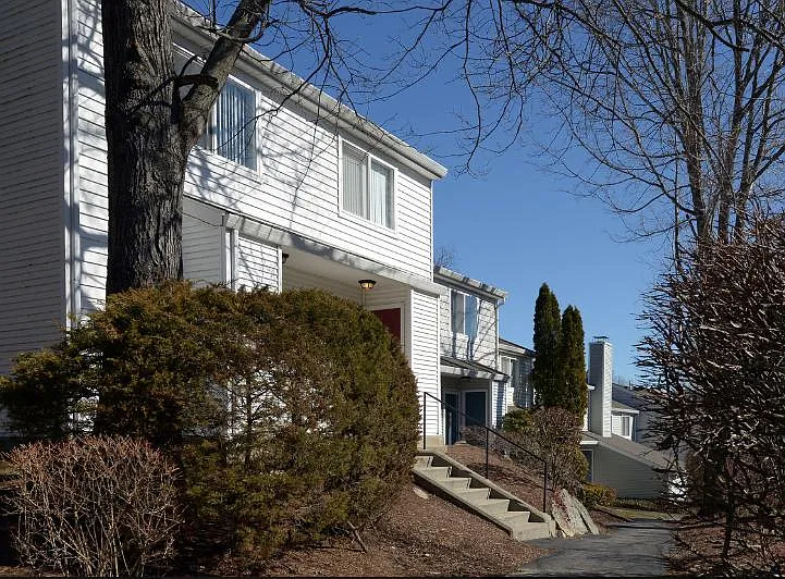 Shorewood Apartments and Townhomes — Photo 27