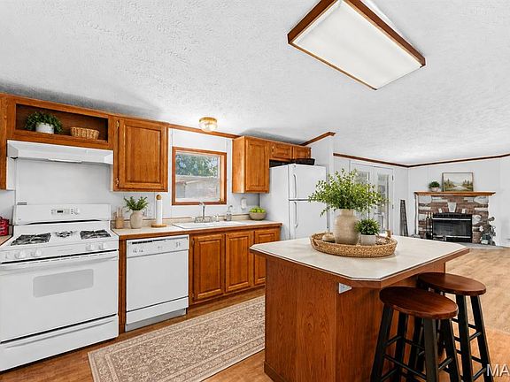 4th image of 832 Lila Ct