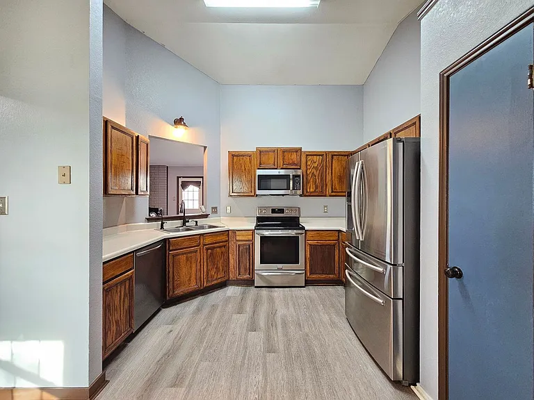 2209 Pixton Dr — Photo 3