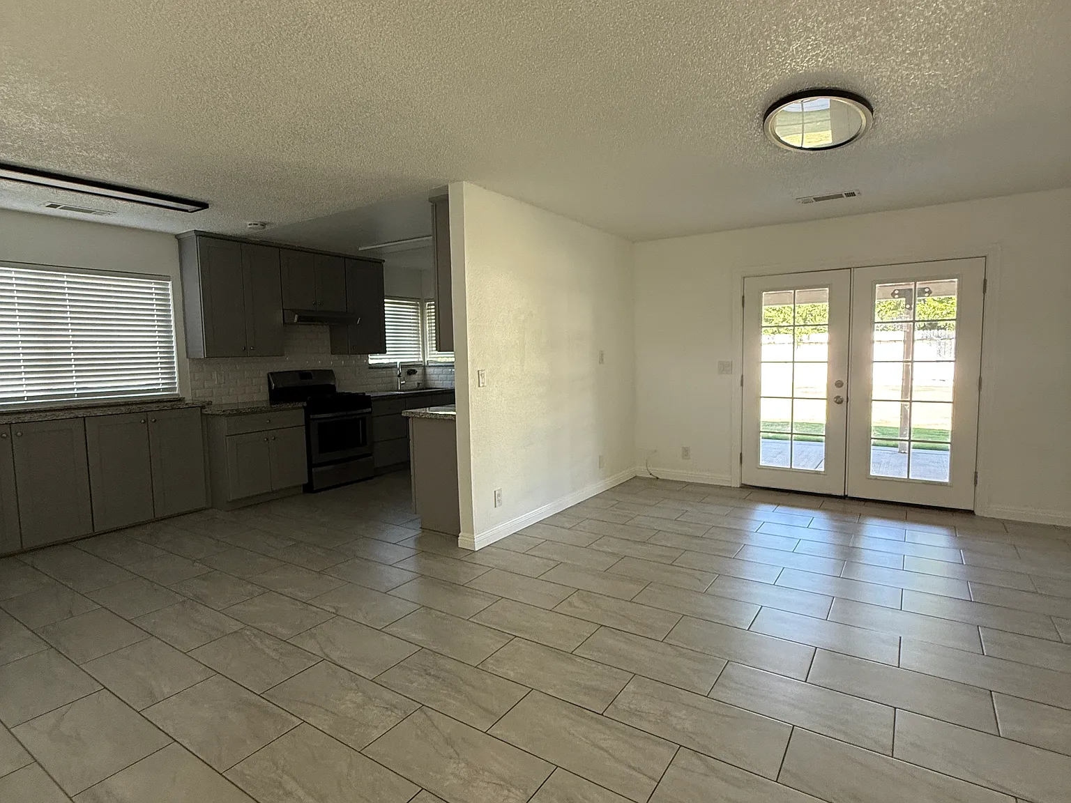 3 bed, 1065 sqft, $2,500 — Photo 2
