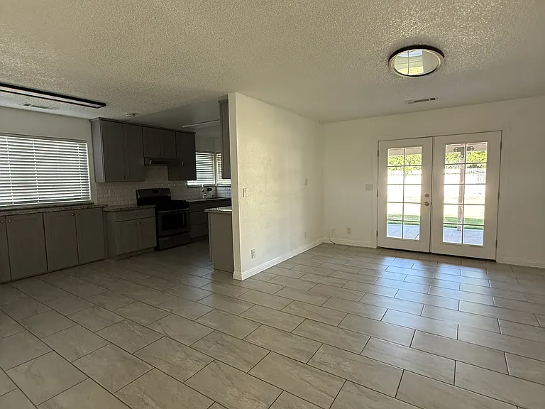 1524 N Thomas Ct — Photo 2
