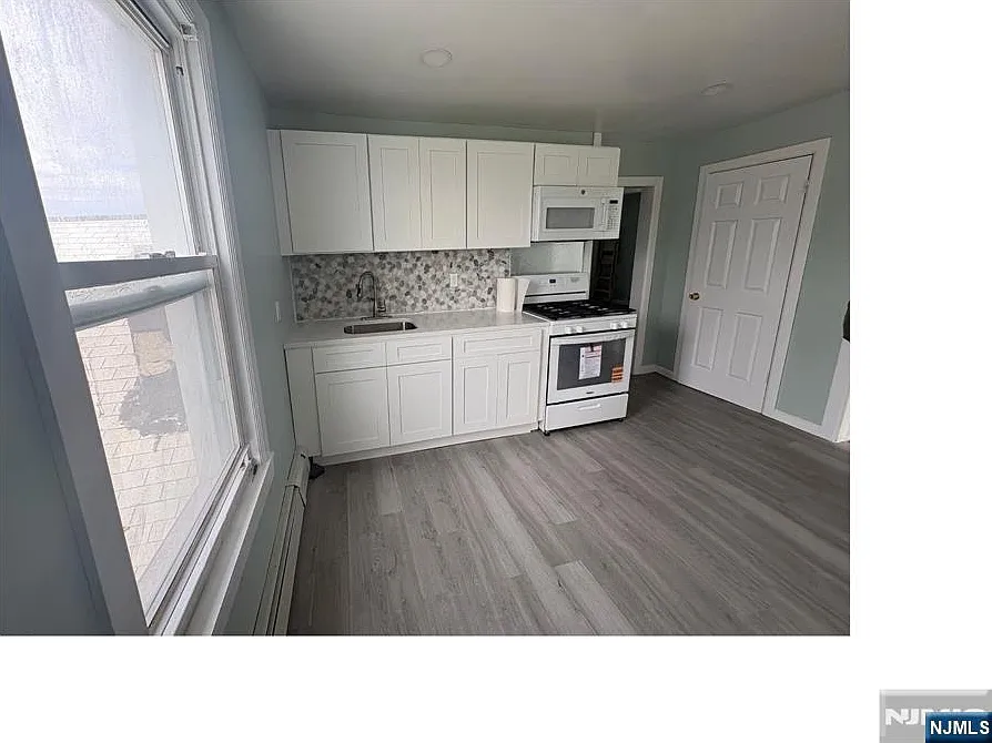 2 bed, 1.0 bath, $1,900 — Photo 3