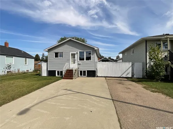 810 O AVENUE S, Saskatoon, SK S7M 2L4